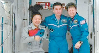 이소연 씨(왼쪽)가 지구 귀환 하루 전인 18일 소유스호를 함께 타고 내려올 러시아 우주인 유리 말렌첸코(가운데), 미국 여성우주인 페기 윗슨 씨와 무사 귀환을 다짐하고 있다. 로이터 연합뉴스