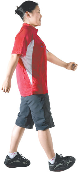 올바른 걷기 자세가 발 건강을 좌우한다. 걸을 때 앞발 쪽에 체중을 실으면서 발뒤꿈치의 중앙으로 땅을 디딘다. 무릎은 약간 앞으로 부드럽게 굽히는 것이 좋다. 동아일보 자료 사진