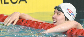 박태환, 동아수영대회 200m도 아시아新 ‘마린 보이’ 박태환(19·단국대)이 20일 울산 문수실내수영장에서 열린 제80회 동아수영대회 자유형 200m 남자 대학부 결승에서 18일 자유형 400m에 이어 또 아시아 신기록을 세운 뒤 밝은 표정을 짓고 있다. 울산=홍진환 기자