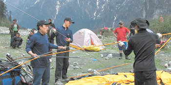 중국 쓰촨 성 미답봉 등정 원정대가 19일 해발 3200m의 야영지에서 텐트를 치고 있다. 마석=김성규 기자