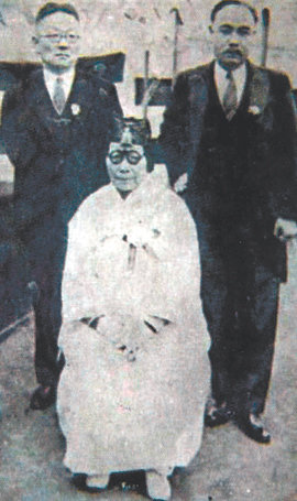 송진우-여운형 선생과 함께 1935년 당시 자신의 동상 제막식에 참석한 최송설당 여사(앞쪽)가 축하하러 온 고하 송진우(뒷줄 왼쪽), 몽양 여운형 선생과 자리를 함께했다. 사진 제공 경인문화사
