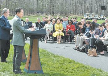 이명박 대통령(오른쪽)과 조지 W 부시 미국 대통령이 19일 오전(현지 시간) 미 워싱턴 근교 캠프데이비드에서 공동 기자회견을 하고 있다. 캠프데이비드=이종승  기자