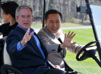“李대통령은 훌륭한 운전자” 이명박 대통령이 18일 오후(현지 시간) 미국 워싱턴 근교 캠프데이비드에 도착해 조지 W 부시 미국 대통령과 함께 골프 카트로 이동하고 있다. 캠프데이비드=이종승 기자