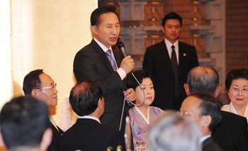 4박 5일간의 방미 일정을 마치고 20일 오후 일본 도쿄에 도착한 이명박 대통령이 데이코쿠호텔에서 열린 동포 리셉션에서 참석자들의 질문에 답하고 있다. 도쿄=이종승 기자