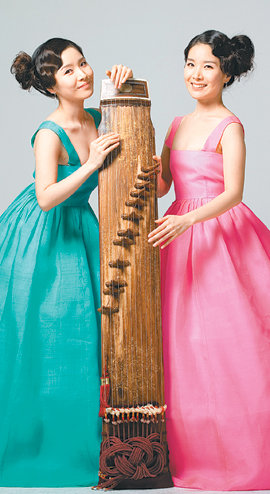 가야금을 연주하며 트로트를 부르는 쌍둥이 자매 ‘가야랑’의 이예랑(왼쪽) 사랑 씨. 사진 제공 하은엔터테인먼트