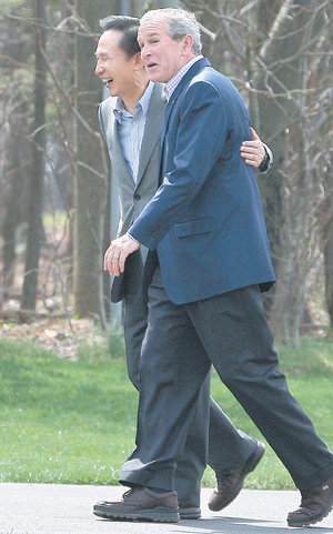 한미 어깨동무 이명박 대통령과 조지 W 부시 미국 대통령이 19일 오전(현지 시간) 미국 대통령의 여름 별장인 캠프데이비드에서 공동 기자회견을 마친 뒤 어깨동무를 한 채 별장으로 돌아가고 있다. 캠프데이비드=이종승 기자