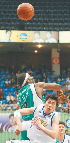 “점프볼 내가 따냈어”삼성의 이상민(아래)이 동부 센터 레지 오코사와의 점프볼 다툼에서 공을 따내고 있다. 이상민은 13득점 6어시스트를 기록하며 삼성이 2패 뒤 1승을 거두는 데 일조했다. 연합뉴스