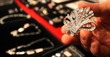 관세청이 21일 서울 강남구 논현동 서울본부세관에서 공개한 밀수 다이아몬드 액세서리. 관세청은 최근 6개월간 특별단속에서 107억 원어치의 밀수 다이아몬드를 적발했다고 밝혔다. 연합뉴스