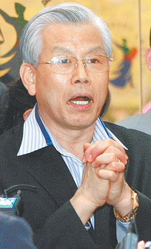 이한정 “의원직 사퇴 안해”사전 구속영장이 청구된 이한정 창조한국당 비례대표 당선자가 21일 영장실질심사를 받기 위해 수원지법에 들어서면서 기자들의 질문에 답변하고 있다. 이 당선자는 “국회의원직을 사퇴하지 않겠다”고 말했다.수원=연합뉴스