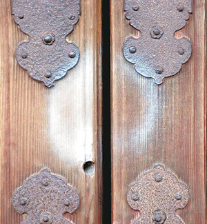 일본 나가노 현에 있는 사찰 젠코사의 문 위에 누군가가 흰색 스프레이로 그린 낙서가 남아 있다. 국보로 지정된 이 사찰에선 20일 회랑기둥과 문 등 7곳에서 낙서가 발견됐다. 사진 제공 아사히신문