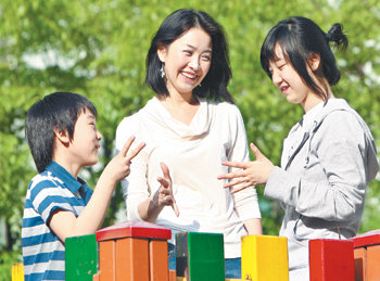 심영예 씨(가운데)가 두 자녀와 가위바위보를 하며 즐거운 한때를 보내고 있다. 외동아이보다는 여러 아이를 키우는 행복을 말하는 가정이 늘고 있다. 김미옥 기자