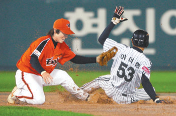 진흙탕 뚫고 세이프LG 이대형(오른쪽)이 한화에 2-4로 뒤진 9회말 볼넷을 얻어 나간 뒤 2루 도루에 성공하고 있다. LG는 이대형이 2사 후 박용근의 오른쪽 안타 때 홈을 밟았지만 승부를 뒤집지는 못했다. 연합뉴스