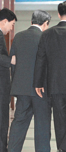 퇴장이건희 삼성그룹 회장이 22일 기자회견에서 대국민 사과 및 퇴진 성명을 발표한 뒤 비서진의 부축을 받으며 회견장을 빠져나가고 있다. 홍진환 기자