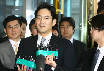 이건희 삼성그룹 회장의 아들인 이재용 삼성전자 전무는 경영쇄신안에 따라 현직을 떠나 해외에서 현장 경험을 쌓게 된다. 이 전무가 올 2월 삼성특검 사무실에 출두해 기자들의 질문에 답하는 모습. 동아일보 자료 사진