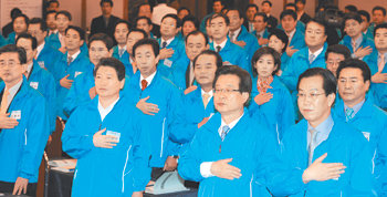 22일 서울 서초구 양재동 서울교육문화회관에서 열린 한나라당 제18대 국회의원 당선자 워크숍에서 강재섭 대표(앞줄 오른쪽에서 두 번째)와 당선자들이 국민의례를 하고 있다. 박경모  기자
