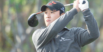 토마토저축은행오픈 1라운드에서 모처럼 선두권에 나선 김대섭이 티샷을 한 뒤 공을 바라보고 있다. 제주=연합뉴스