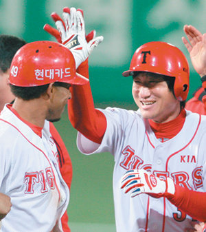 “너무 짜릿해”연장 12회 끝내기 안타를 터뜨린 KIA 이현곤(오른쪽)이 동료 발데스와 하이파이브를 하고 있다. 지난해 타격왕(타율 0.338) 이현곤은 우리와의 3연전에서 이전 타석까지 12타수 1안타(0.083)로 부진했지만 마지막 타석에서 짜릿한 결승타의 주인공이 됐다. 광주=연합뉴스