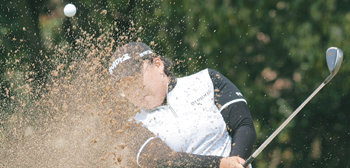 신지애가 크라운CC오픈 2라운드 7번홀(파4) 벙커에서 탈출하고 있다. 신지애는 이 홀을 보기로 마쳤다. 제주=연합뉴스