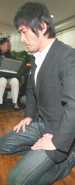 70대 노인을 폭행한 혐의로 경찰에 입건된 최민수 씨가 24일 저녁 서울 강남구 신사동 현진시네마에서 기자회견을 열어 사죄의 뜻으로 무릎을 꿇고 있다. 연합뉴스