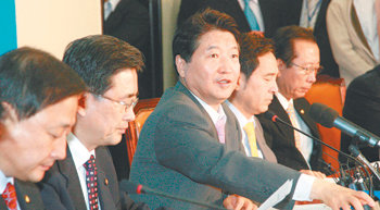 한나라당 안상수 원내대표가 25일 오전 국회에서 주요당직자회의를 주재하고 있다. 한나라당 지도부는 이날 박근혜 전 대표의 친박 당선자 복당 요구에 대해 공식 반응을 보이지 않았다. 박경모 기자