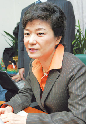 한나라당 박근혜 전 대표가 25일 오전 서울 영등포구 여의도 국회 의원회관에서 기자간담회를 열고 친박 당선자가 복당하는 데 필요하다면 7월 전당대회에 출마하지 않겠다고 말하고 있다. 안철민  기자