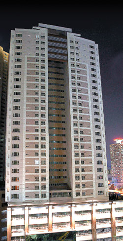 부산 남구 대연동의 한 아파트. 지난해 완공됐지만 한 채도 팔리지 않아 ‘유령 아파트’라는 말까지 나온다. 24일 밤 해가 진 뒤에도 불 켜진 집이 없이 아파트 전체가 텅 비어 있다. 부산=최재호 기자