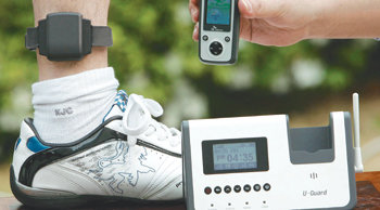 성범죄자의 재범을 막기 위한 위치추적 장치인 ‘전자발찌’가 25일 서울 서초구 서초동 대검찰청사에서 일반에 처음 공개됐다. 김재명 기자