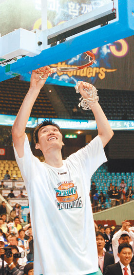 챔피언결정전 최우수선수(MVP)에 오른 김주성이 우승 세리머니의 하나로 골 그물을 자르고 있다. 박영대 기자