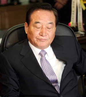 ‘곤혹’ 徐대표공천 의혹 등과 관련해 25일 검찰에 자진 출두 의사를 밝힌 친박연대 서청원 대표가 이날 오전 서울 영등포구 여의도동 당사에서 열린 최고위원회의에서 눈을 감고 생각에 잠겨 있다. 연합뉴스