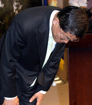 “죄송” 文대표창조한국당 문국현 대표가 25일 오전 국회에서 기자회견을 열고 구속된 이한정 비례대표 당선자 선정 과정에 대해 해명하며 대국민 사과를 하고 있다. 안철민 기자