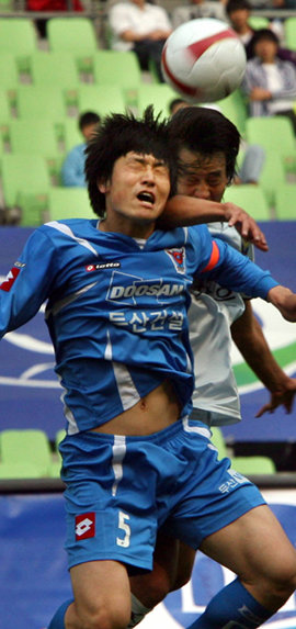 대구 FC의 황선필(앞)이 인천 유나이티드의 김태진과 공중볼을 다투고 있다. 대구는 인천의 라돈치치에게 해트트릭을 허용하며 2-4로 졌다. 대구=연합뉴스