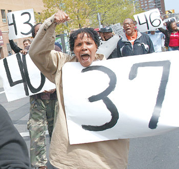 무죄평결에 분노한 흑인들이 26일 뉴욕 시내에서 경찰의 발포 횟수를 1부터 50까지 하나씩 쓴 종이를 들고 평결 내용에 항의하는 시위를 벌이고 있다. 뉴욕=로이터 연합뉴스