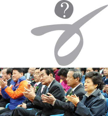 대구 간 朴 전대표박근혜 전 한나라당 대표(오른쪽)가 26일 자신의 지역구인 대구 달성군에서 열린 비슬산 참꽃제 개막식에 참석해 박수를 치고 있다. 대구=연합뉴스