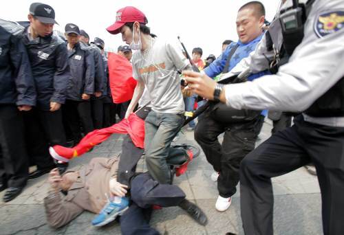 27일 2008 베이징올림픽 성화봉송 출발지인 서울 송파구 올림픽공원 성화보송을 지켜보던 중국 유학생들이 한 시민을 집단 구타하고 있다. 이 시민은 경찰에 의해 구출돼 병원으로 옮겨졌다. 신원건 기자