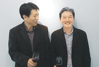 자연의 이미지를 회화와 조각으로 형상화한 화가 김홍주(오른쪽)와 조각가 정광호. 사진 제공 가나아트갤러리