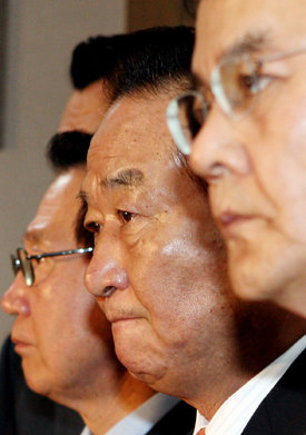 심각친박연대는 28일 비례대표 1번 양정례 당선자에 대한 검찰 수사와 관련해 당을 비상대책위원회 체제로 전환한다고 밝혔다. 이날 서울 여의도 당사에서 홍사덕 비대위원장과 서청원, 이규택 위원(오른쪽부터)이 이번 검찰 수사를 표적수사라고 규탄하는 기자회견을 하고 있다. 연합뉴스