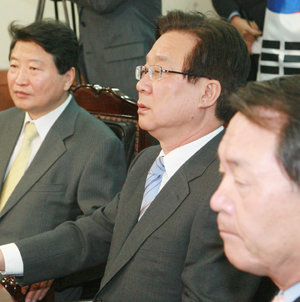 긴장한나라당은 28일 강재섭 대표(가운데), 안상수 원내대표(왼쪽) 등이 참석한 가운데 최고위원회의를 열고 박미석 대통령사회정책수석비서관 파동 등과 관련해 청와대 인사시스템의 개선을 요구했다. 박경모 기자