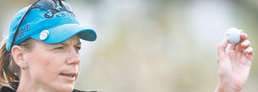 ‘원조 여제’는 살아있다안니카 소렌스탐이 스탠퍼드 인터내셔널 프로암대회 4라운드 7번홀에서 파 퍼트에 성공한 뒤 갤러리의 환호에 답하고 있다. 소렌스탐은 연장 끝에 폴라 크리머를 제치고 시즌 2승째를 거뒀다. 어벤투라=AFP 연합뉴스