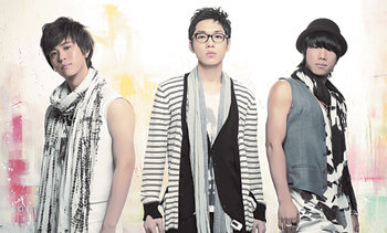 5집 타이틀곡 ‘라라라’로 돌아온 ‘SG워너비’의 김용준 이석훈 김진호(왼쪽부터). 이석훈은 새로 영입한 보컬이다. 사진 제공 엠넷미디어