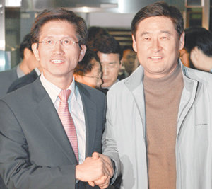 김문수 경기지사(왼쪽)와 김황식 하남시장이 28일 경기 수원 경기도청에서 만나 광역화장장 건립을 둘러싼 갈등을 풀고 악수하고 있다. 수원=연합뉴스