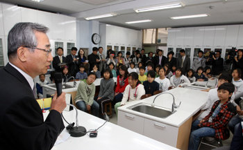 이강국 헌법재판소장(왼쪽)이 28일 오전 서울 종로구 재동초등학교에서 이 학교 학생들을 상대로 헌법과 법률에 대한 질의응답을 하고 있다. 이훈구  기자
