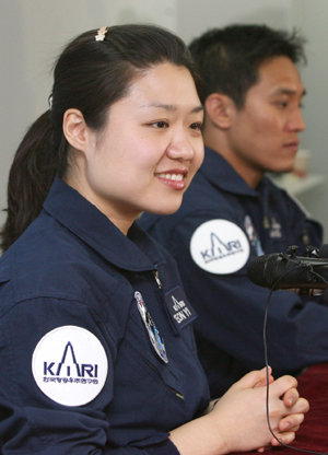 한국 최초 우주인 이소연 씨(왼쪽)가 28일 귀국 직후 열린 기자회견에서 밝은 표정을 짓고 있다. 이 씨는 우주 비행의 여독이 풀리는 대로 과학 홍보대사로 활동하게 된다. 인천=신원건 기자
