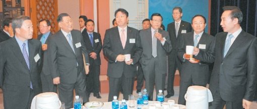 이명박 대통령이 28일 청와대에서 열린 ‘투자 활성화와 일자리 창출을 위한 민관합동회의’에 참석한 경제계 인사들과 얘기를 나누고 있다. 오른쪽부터 이 대통령, 이수빈 삼성생명 회장, 박삼구 금호아시아나 회장, 최태원 SK 회장, 정몽구 현대·기아자동차 회장, 구본무 LG 회장. 이종승 기자
