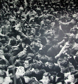 ‘63 동지회’사무실에 걸려 있는 학생 데모 때 사진=서울에서 사쿠라이(桜井) 촬영.