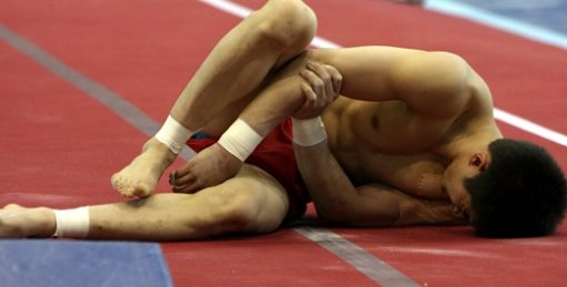 ▲오늘은 쓰러져도 내일은 웃으리라 훈련 중 쓰러져 고통스러워하고 있는 체조 선수. 선수들은 금메달을 따기 전까지 아무도 지켜보지 않는 곳에서 혹독한 훈련을 하며 땀과 눈물을 흘린다.