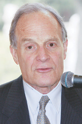 찰스 엘리스 예일대 기금투자위원회 위원장은 29일 기자간담회에서 “예일대는 어떤 어려움도 견뎌낼 수 있도록 투자 포트폴리오를 구성한다”고 설명했다. 예일대는 지난해 28%의 기금 운용 수익률을 올렸다. 김경제 기자