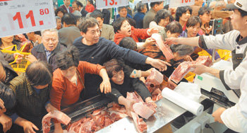 오픈 기념행사 인파 북적이마트가 29일 중국 11호점인 차오안점을 열었다. 이날 오픈 기념 할인행사에 많은 중국인이 몰려 매장이 크게 붐볐다. 상하이=공동취재단