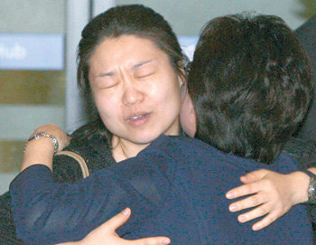 이소연 씨(왼쪽)가 28일 인천국제공항을 통해 귀국하다 어머니 정금순 씨가 달려와 끌어안자 아픈 표정을 짓고 있다. 영종도=신원건 기자