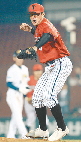 “컴퓨터 컨트롤 해냈다” ‘컨트롤의 마법사’ KIA 서재응이 29일 두산과의 경기 4회 1사 만루에서 유재웅과 채상병을 연속 삼진으로 돌려 세운 뒤 기뻐하고 있다. 연합뉴스