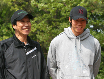 29년 동안 한국 육상 남자 100m 기록을 보유해 온 서말구 육상대표팀 총감독(왼쪽)이 한국 육상 단거리의 희망 임희남과 대화를 나누며 웃고 있다. 왼쪽 사진은 선수 시절의 서 총감독. 홍진환 기자